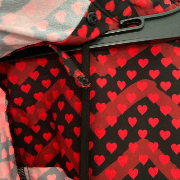 Eshakti Size 1x Chevron Red Heart Print Crepe Ruffle Black Trim Shirt - Picture 13 of 16